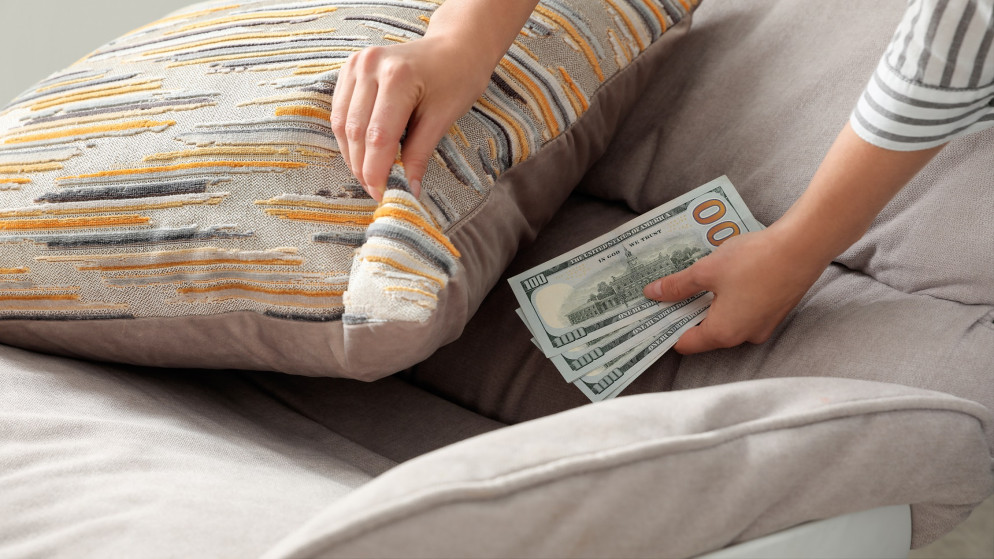 أميركية عثرت على 36 ألف دولار داخل وسادة فإعادت المبلغ إلى من قدم لها الأريكة