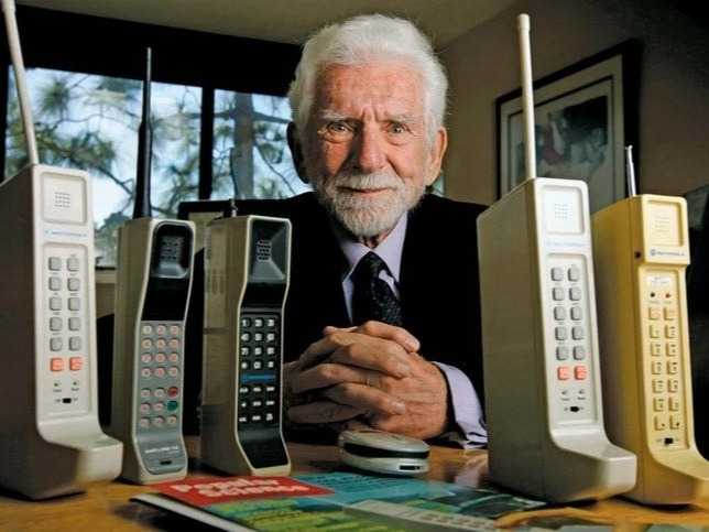مخترع أول هاتف محمول بالعالم: اتركوا هواتفكم.. وعيشوا الحياة