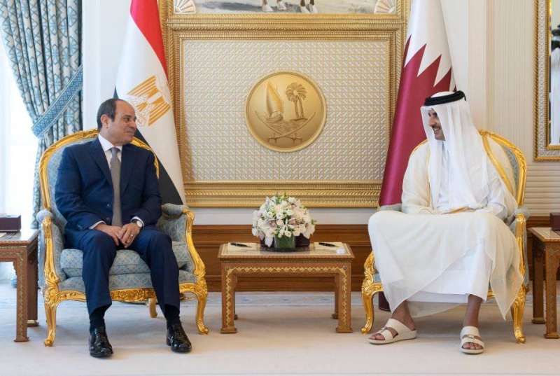أمير قطر والرئيس المصري يؤكدان أهمية توطيد علاقات التعاون بين البلدين