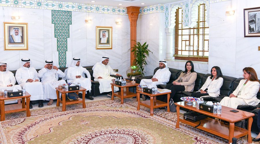 وزير البلدية يبحث مع أعضاء المجلس البلدي عددا من المشاريع التنموية التي تخدم الكويت