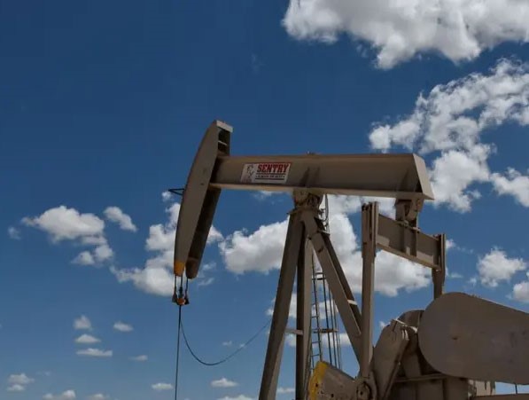 شركات النفط العملاقة تستثمر المليارات تحسباً لعدم تحقيق الأهداف المناخية