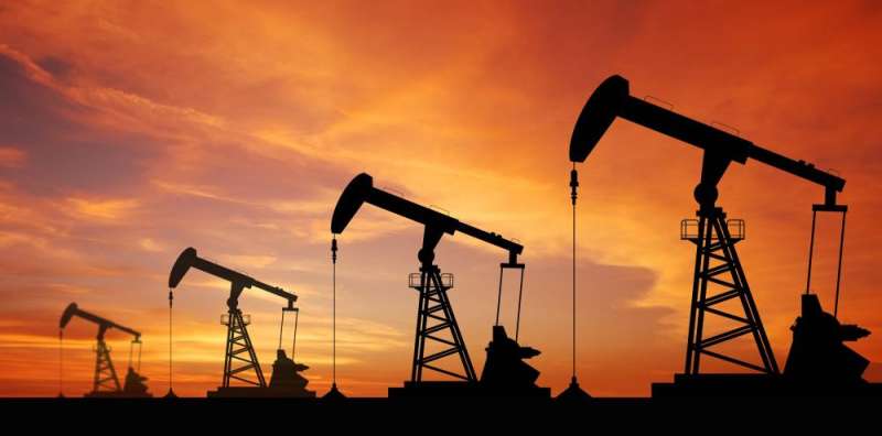 النفط يسجل مكاسب للعام الثاني توالياً بعد تقلبات شديدة