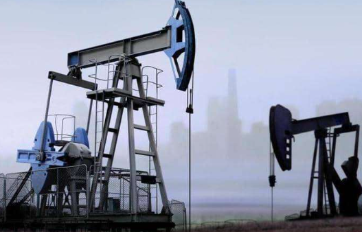 النفط يرتفع وسط توقعات بتراجع إمدادات الخام الأميركية