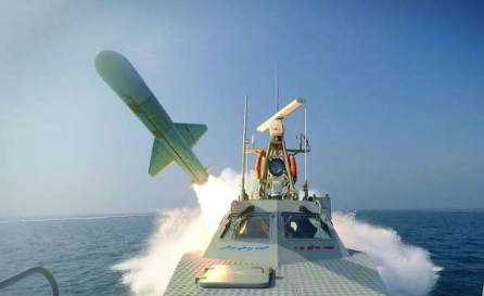 إيران تكشف عن سفن مزودة بصواريخ يصل مداها إلى 600 كيلومتر