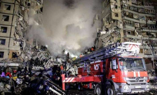 8 قتلى على الأقل في قصف روسي استهدف مبنى في شرق أوكراني
