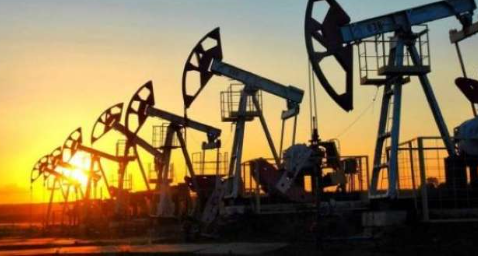 أسعار النفط تصعد بدعم تخفيضات الإنتاج