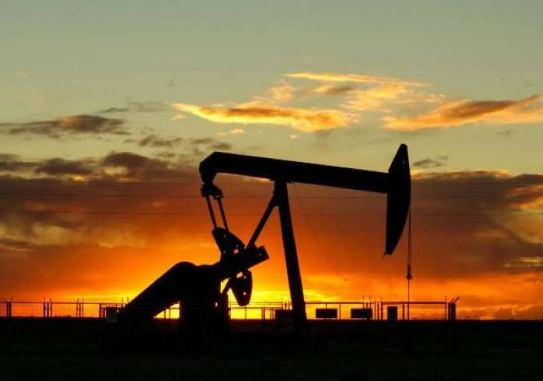 أسعار النفط تواصل التراجع.. و«برنت» عند 83.08 دولار للبرميل