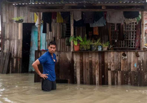 فيضانات في الفيلبين تدفع المئات إلى ترك منازلهم