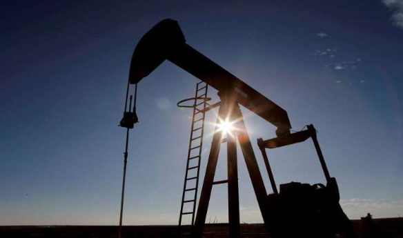 النفط يرتفع وسط توقعات بهبوط مخزونات الخام الأميركية