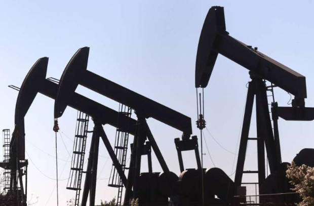 النفط يتراجع بسبب مخاوف من تعطل الإمدادات مع استمرار صراع الشرق الأوسط