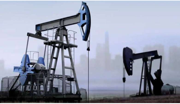 النفط يتراجع وسط آمال بتخفيف العقوبات الأميركية على فنزويلا