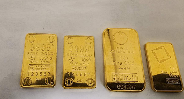 انخفاض أسعار الذهب إلى 2302 دولار للأونصة بنهاية تداولات الأسبوع الماضي